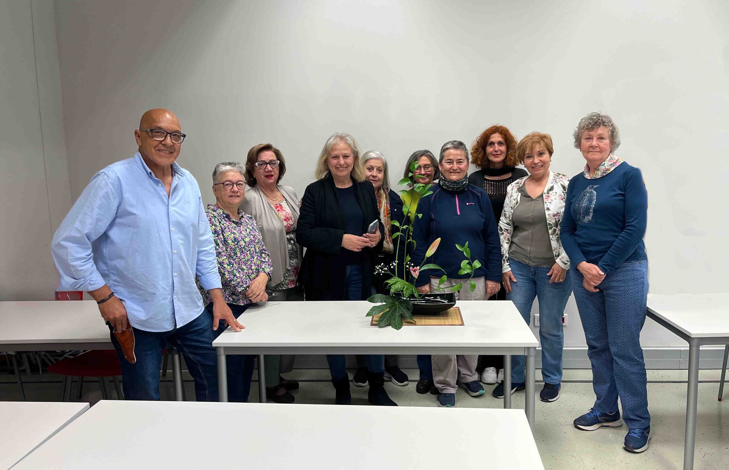 Taller de Ikebana De nuevo el arte floral Japonés inunda de frescura y belleza las aulas de la Asociación de la mano de Aureli Acevedo y Julia Ramos grandes expert@s en este arte.