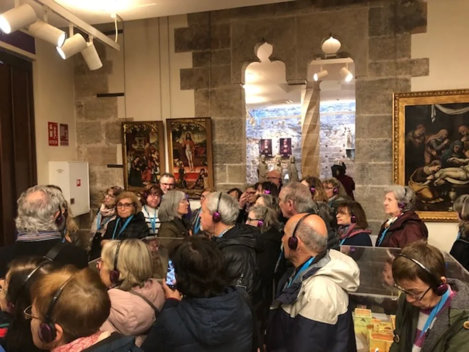 grupo de personas visitando sala de un museo
