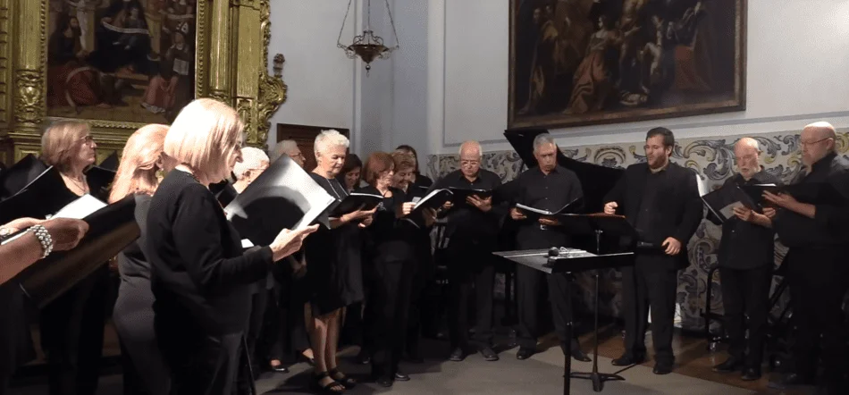 Grupo de personas cantando en una iglesia