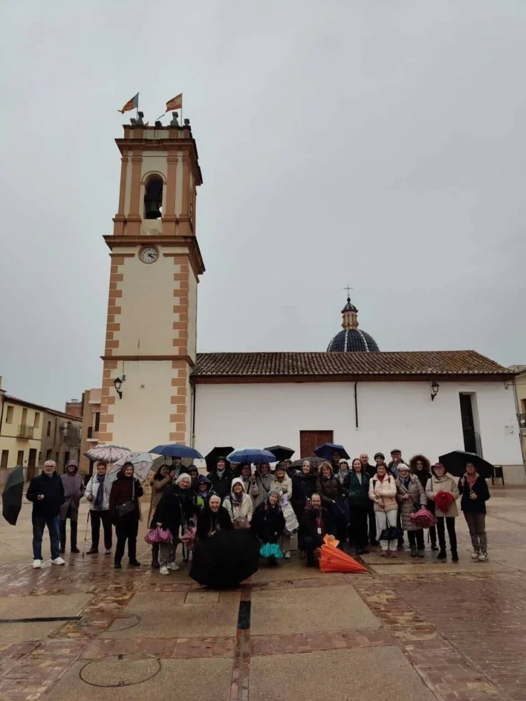 Plaza de pueblo con grupo de personas posando
