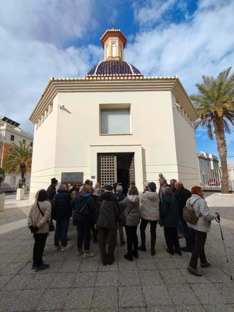 Grupo de personas mirando fachada de edificio