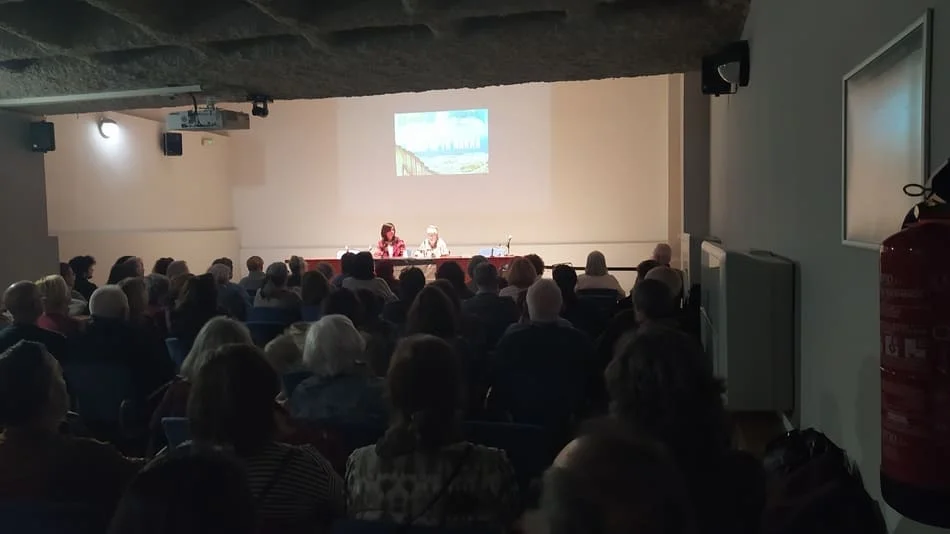 Sala de proyección llena de asistentes