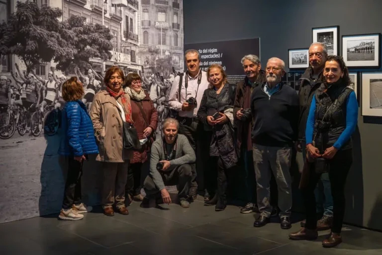 Grupo de personas en una sala de exposición de un museo