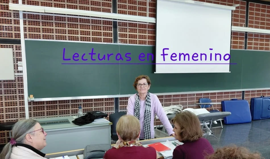 Profesora en aula frente a alumnos