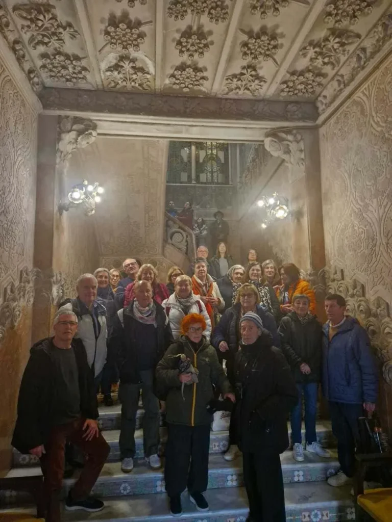Grupo de personas posando en unas escaleras antiguas de piedra
