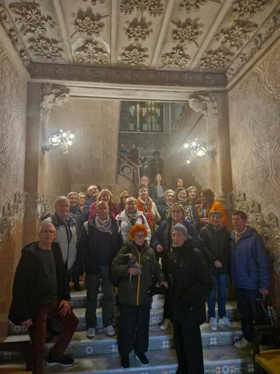 Grupo de personas posando en unas escaleras antiguas de piedra