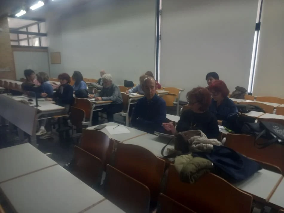 Aula con mesas de color blanco con alumnos asistiendo y fondo blanco