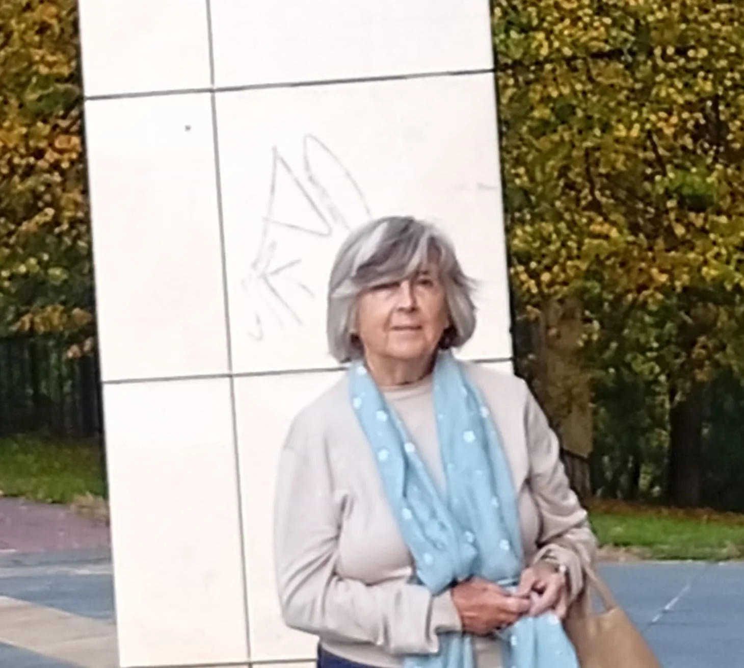 Mujer posando en zona ajardinada