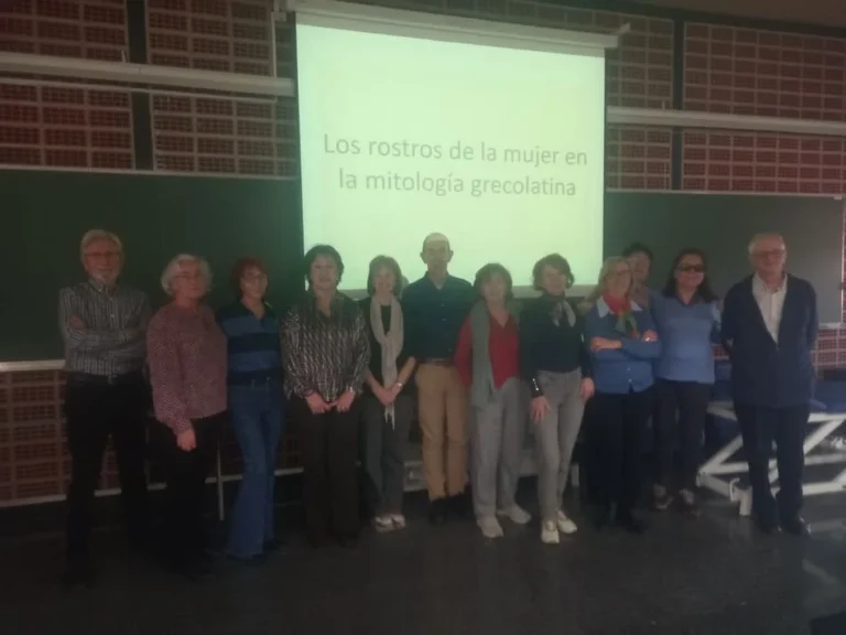 Grupo de personas posando delante de una pantalla de aula