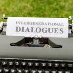 Maquina de escribir con folio blanco situada sobre cesped