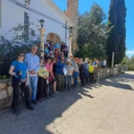 Grupo de personas mayores delante de una fachada