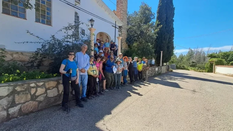Grupo de personas mayores delante de una fachada