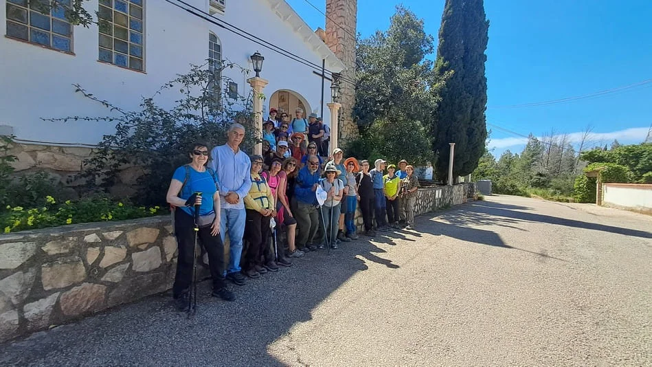 Grupo de personas mayores delante de una fachada