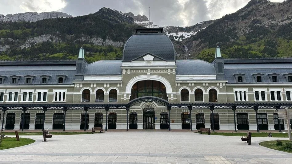 Edificio de la estación de Canfranc con las montañas de fondo