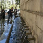 Grupo personas haciendo una fotografía a una fuente