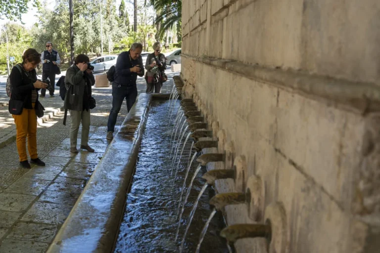 Grupo personas haciendo una fotografía a una fuente