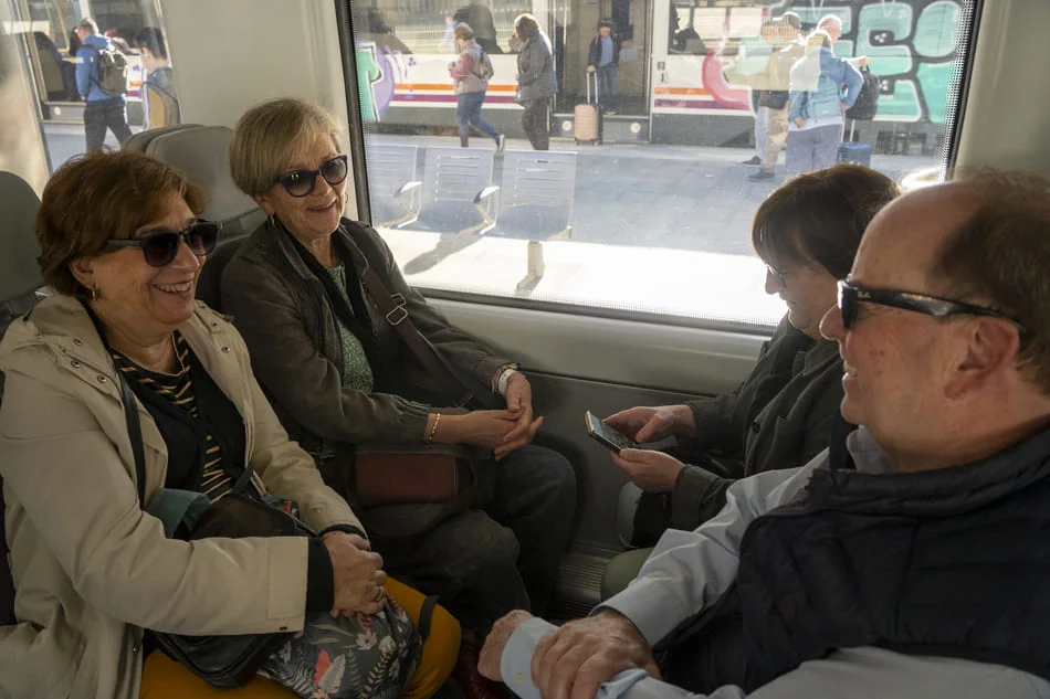 Grupo de personas en un tren
