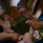 Manos cogidas entre ellas formando un círculo