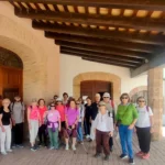 Grupo de personas posando en un porchado