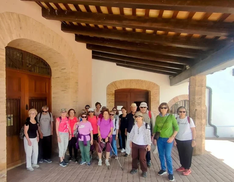 Grupo de personas posando en un porchado