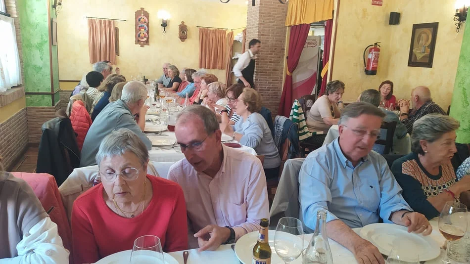 Personas comiendo en un restaurante