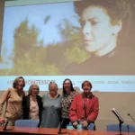 Grupo de cuatro mujeres delante de pantalla de cine