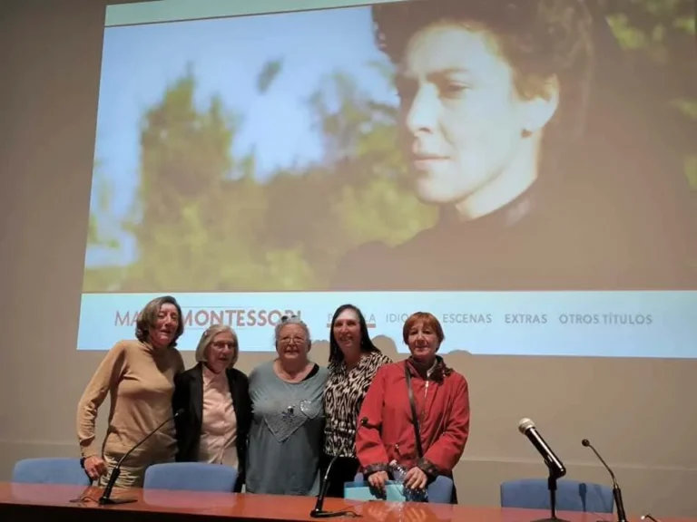 Grupo de cuatro mujeres delante de pantalla de cine