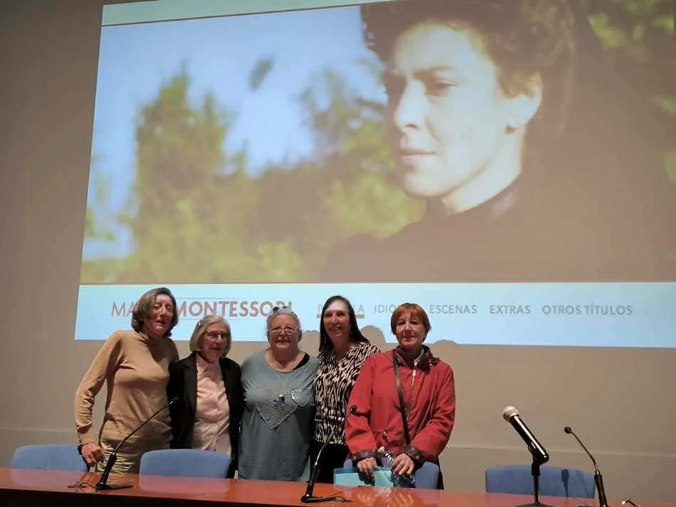 Grupo de cuatro mujeres delante de pantalla de cine