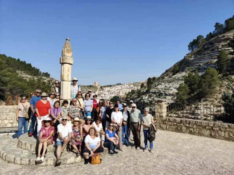 Grupo de personas delante de totem antiguo