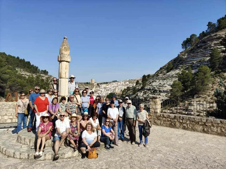 Grupo de personas delante de totem antiguo