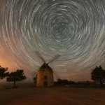Molino de viento visto al atardecer