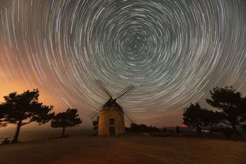 Molino de viento visto al atardecer