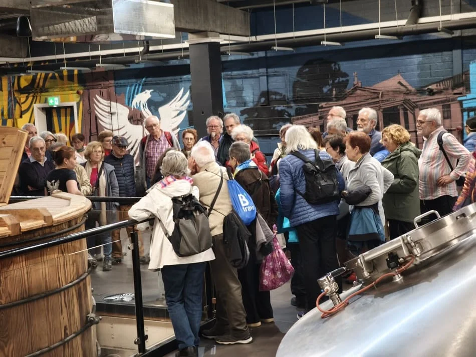 Grupo de personas en la vista de una bodega