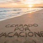Letras escritas en la arena de la playa y con orilla de mar de fondo