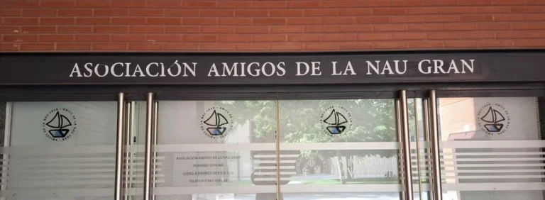 Puerta de oficina con el nombre de la asociación en letras blancas