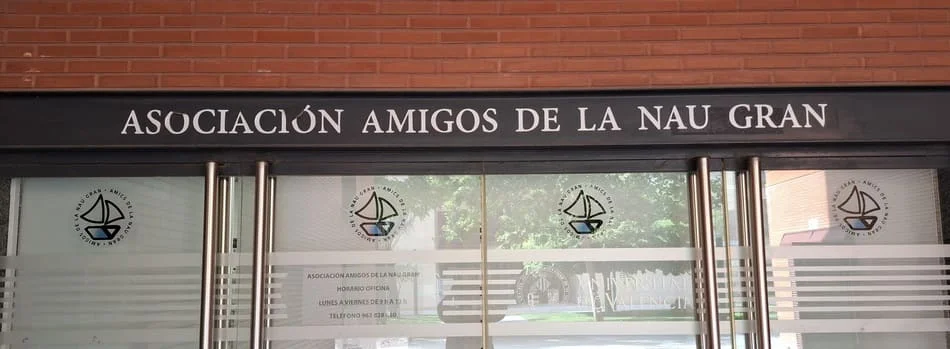 Puerta de oficina con el nombre de la asociación en letras blancas