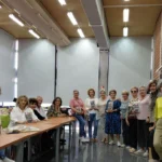 Grupo de mujeres en un aula con los estores grises bajados