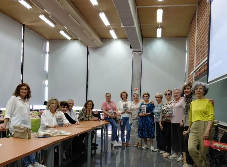 Grupo de mujeres en un aula con los estores grises bajados