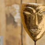Máscara clásica de teatro dorada