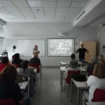 Aula con alumnos de edad avanzada