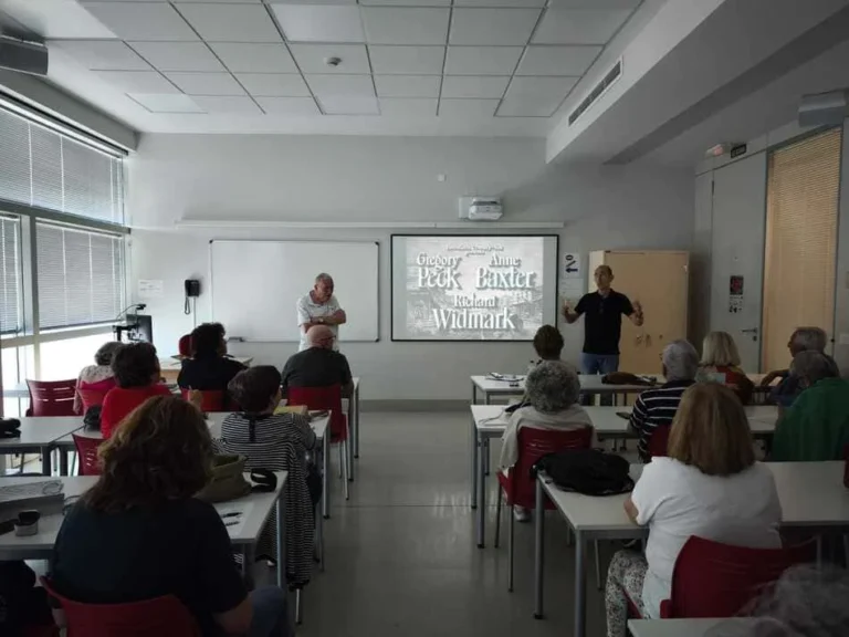 Aula con alumnos de edad avanzada