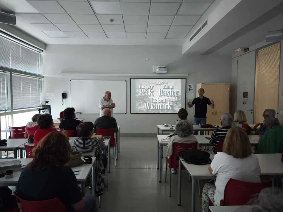 Aula con alumnos de edad avanzada