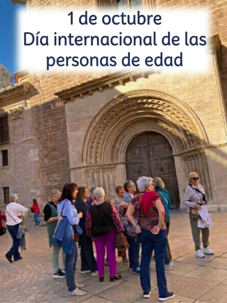 Puerta de catedral con gente mayor delante y cartel de letras azules