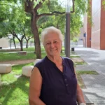 Mujer madura posando en un jardín