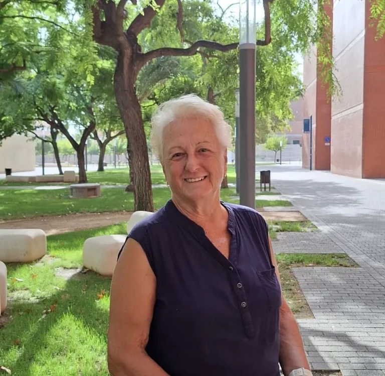 Mujer madura posando en un jardín