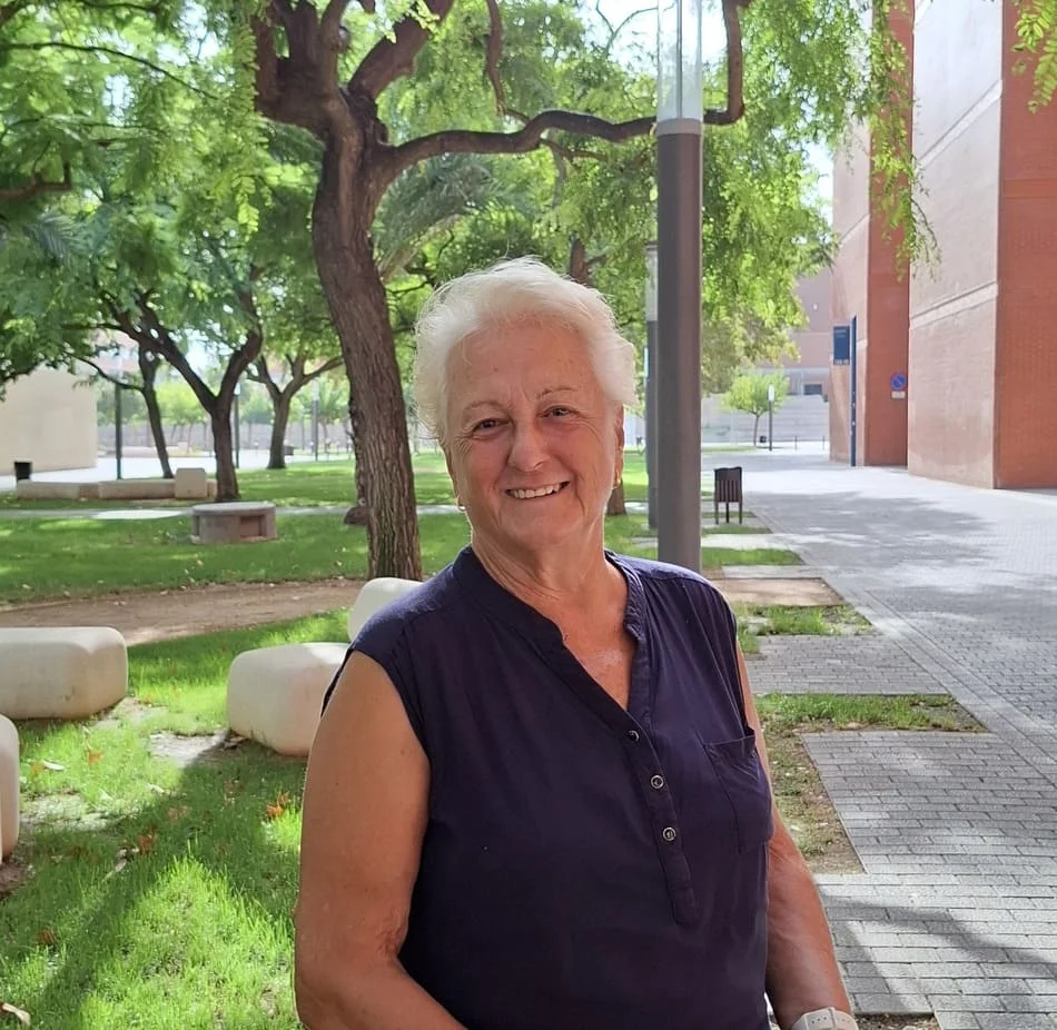 Mujer madura posando en un jardín