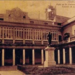 Fotografía del edificio de La Nau e color sepia