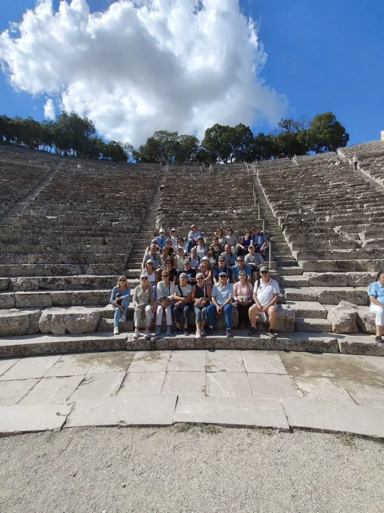 Ruinas de teatro antiguo con personas sentadas