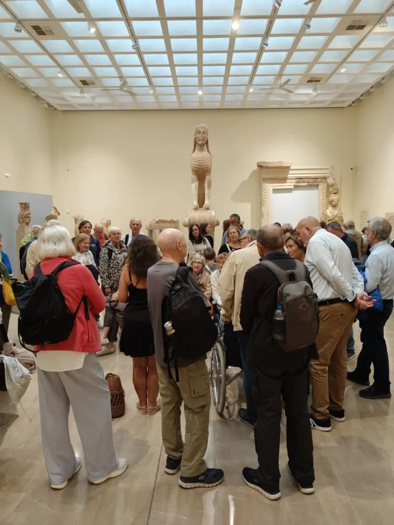 Personas en un museo