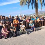 Grupo de personas posando. Cielo azul adescubierto